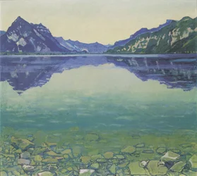 Thunské jezero se symetrickým odrazem před východem slunce